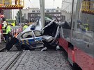 V Olanské ulici v Praze dolo ke stetu policejního vozu a tramvaje....