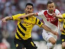 Ilkay Gündogan (vlevo), záloník Dortmundu, bojuje o mí s Duanem ventem...