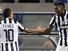 Paul Pogba (vpravo), záloník italského Juventusu, pijímá gratulace ke...