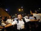 Stovky písluník hongkongské policie v úterý vtrhly do tunelu poblí vládního...