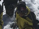 Nepáltí vojáci snáejí tlo horolezce, kterého zavalila lavina nedaleko...