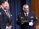 Policejní vyjednava Petr Gruber dostal medaili za statenost od ministra...