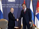Ruský prezident Vladimir Putin si potásá rukou se srbským premiérem...