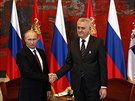 Srbský prezident Tomislav Nikoli ekal Vladimira Putina u na letiti (16....