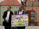 Gabriela Licková a Miroslav Hofrajtr z Koalice pro Cheb chodí po m�st� jako...
