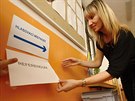 Lucie Málková p�ipravuje volební místnost v Ústí nad Labem. (10. �íjna 2014)