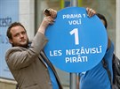 Poslední volební plakáty se vylepovaly je�t� krátce p�ed otev�ením hlasovacích...