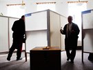 Lidé odevzdávají své volební hlasy v pra�ských Pr�honicích. (10. �íjna 2014)