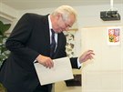 Prezident Milo� Zeman odevzdal sv�j volební hlas v pra�ských v Lu�inách. (10....