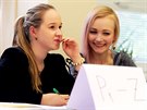 �lenky volební komise na Základní �kole v Brdi�kov� ulici v Praze-Lu�inách, kde...