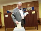 P�edseda TOP 09 Karel Schwarzenberg odevzdal volební lístek v Sýko�ici na...