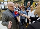 Ministr kultury Daniel Herman odpovídá noviná��m p�i p�íchodu do volebního...