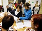 Zástupci �SÚ p�ebírají od volebních komisa�� z Ústí nad Labem jednotlivé...