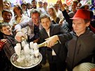 Lídr hnutí �ít Brno Mat�j Hollan (uprost�ed) p�i oslavách volebního úsp�chu....