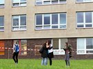 Zdrcení studenti obchodní akademie ped budovou koly ve áru nad Sázavou (14....
