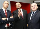 Jan Wolf (zleva), Jan Bartošek a Daniel Herman sledují průběžné výsledky...