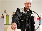 Filip Roma�ák z firmy M�j kominík si mezi prací odb�hl odvolit  do Z� Tyr�ova v...
