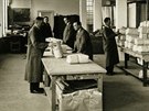 Balení hotových výrobk v továrn v Havíské ulici na poátku 40. let 20....