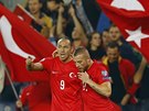 VLAJKY V POHOTOVSTI. Turetí fotbalisté Umut Bulut  a Gökhan Töre slaví úvodní...