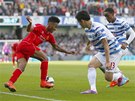 KLIKA. Raheem Sterling z Liverpoolu motá hlavu obráncm Queens Park Rangers. 