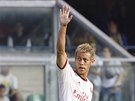 Keisuke Honda z AC Milán slaví gól proti Veron. 