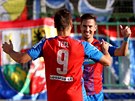 JE TAM. Stanislav Tecl a Milan Petrela se radují z gólu Plzn. 