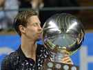 TA TROFEJ U JE MOJE. Tomá Berdych po triumfu na turnaji ve Stockholmu. 