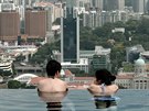 Pohled z bazénu hotelu Marina Bay Sands na Singapur.