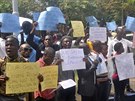 Lidé v liberijské metropoli Monrovii protestují pro vlád, která podle nich...