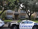 Ped domem nakaené americké zdravotnice v texaském Dallasu parkují policejní...