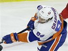 Michail Grabovskij (v bílém) z New York Islanders pekonává brankáe Cama Warda...