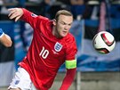 Anglický reprezentant Wayne Rooney (v erveném) uniká Ragnaru Klavanovi z...