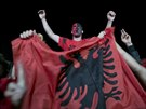 Kosovtí Albánci na dálku fandí bhem fotbalového utkání v Srbsku (14. íjna...