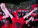 Kosovtí Albánci na dálku sledují utkání v Blehrad. Hraje se fotbalový zápas...