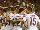 ESKÁ RADOST. etí fotbalisté slavi gól Boka Dokala (vlevo) proti Turecku.