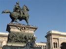Galerii Viktora Emanuela II., která stojí stejn jako jeho socha v centru...