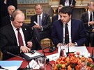 Italský premiér Matteo Renzi s prezidenty Ruska a Ukrajiny Vladimirem Putinem a...
