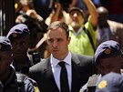Oscar Pistorius odchází od soudu v Pretorii (Jiní Afrika, 17. íjna 2014).