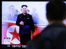 Mu na nádraí v jihokorejském Soulu sleduje zábry severokorejského vdce Kim...