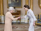Britská královna Albta II. a hereka Angelina Jolie, která se stala estnou...