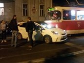 Nehoda tramvaje a auta na Rašínově nábřeží v době konání vodní show.