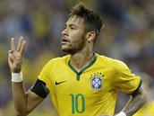 Brazilsk fotbalista slav svou tet trefu proti Japonsku.