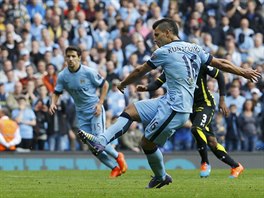 PENALTA. tonk Manchesteru City Sergio Agero v utkn proti Tottenhamu...