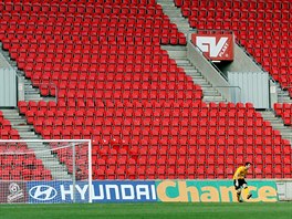 PRZDNO. Kvli vtrnostem slvistickch fanouk v utkn s Brnem byla tribuna...