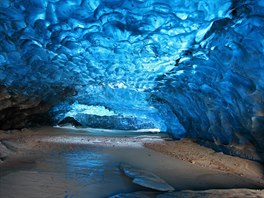 Jeskyn v ledovci Svínafellsjökull (Island). Ledovec si v poslední dob uívá...