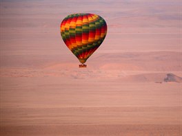 POHLED SHORA: Horkovzduný balon letí nad památkami Luxoru v Egypt. Akoliv do...