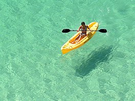 Kajaká si uívá vodu v zálivu u Panama City Beach na Florid. 