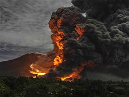 ERUPCE. Výbuch indonéského stratovulkánu Sinabung v severní ásti ostrova...