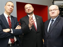 Jan Wolf (zleva), Jan Bartoek a Daniel Herman sleduj prbn vsledky...