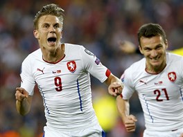 JE TAM. Boek Dokal jásá po gólu proti Turecku, s gratulací spchá David...
